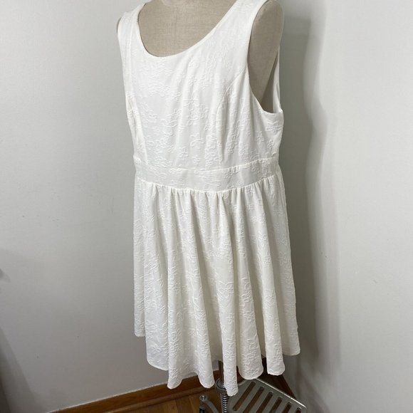 Torrid Women's Size 20 White Floral Keyhole Back Fit N Flare Dress Sleeveless - Picture 2 of 10